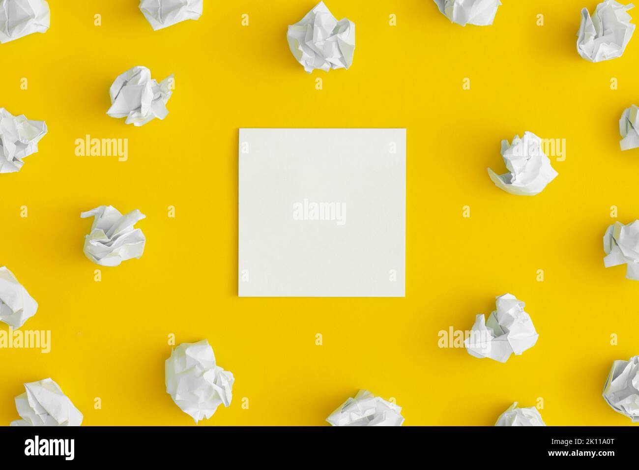 Note adesive su sfondo giallo. Concetto di idea Foto Stock
