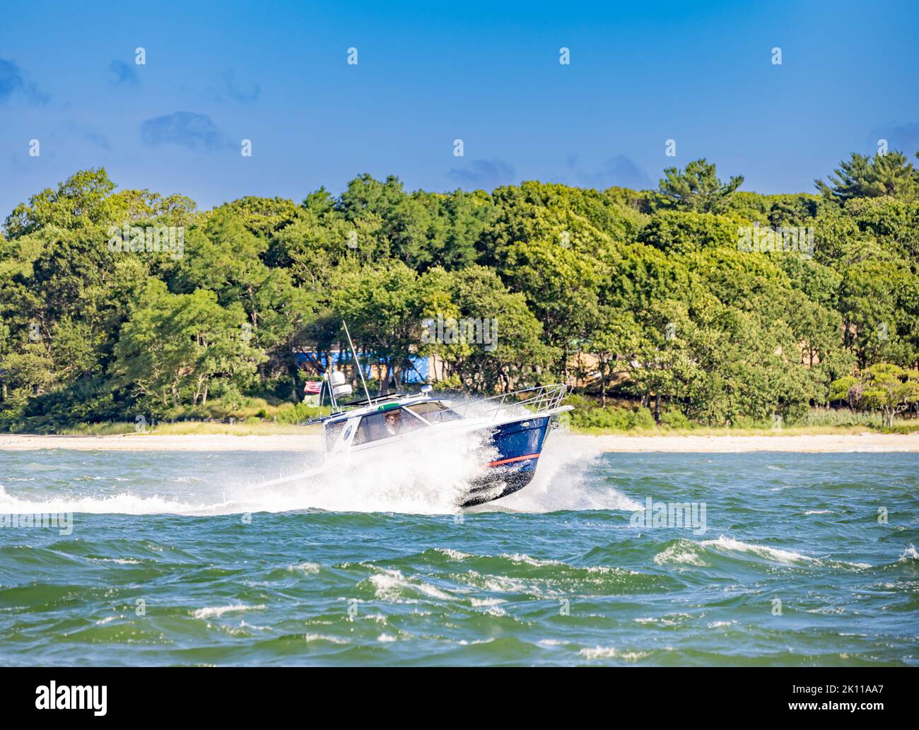 Piccolo motoscafo sull'acqua al largo di North Haven Foto Stock