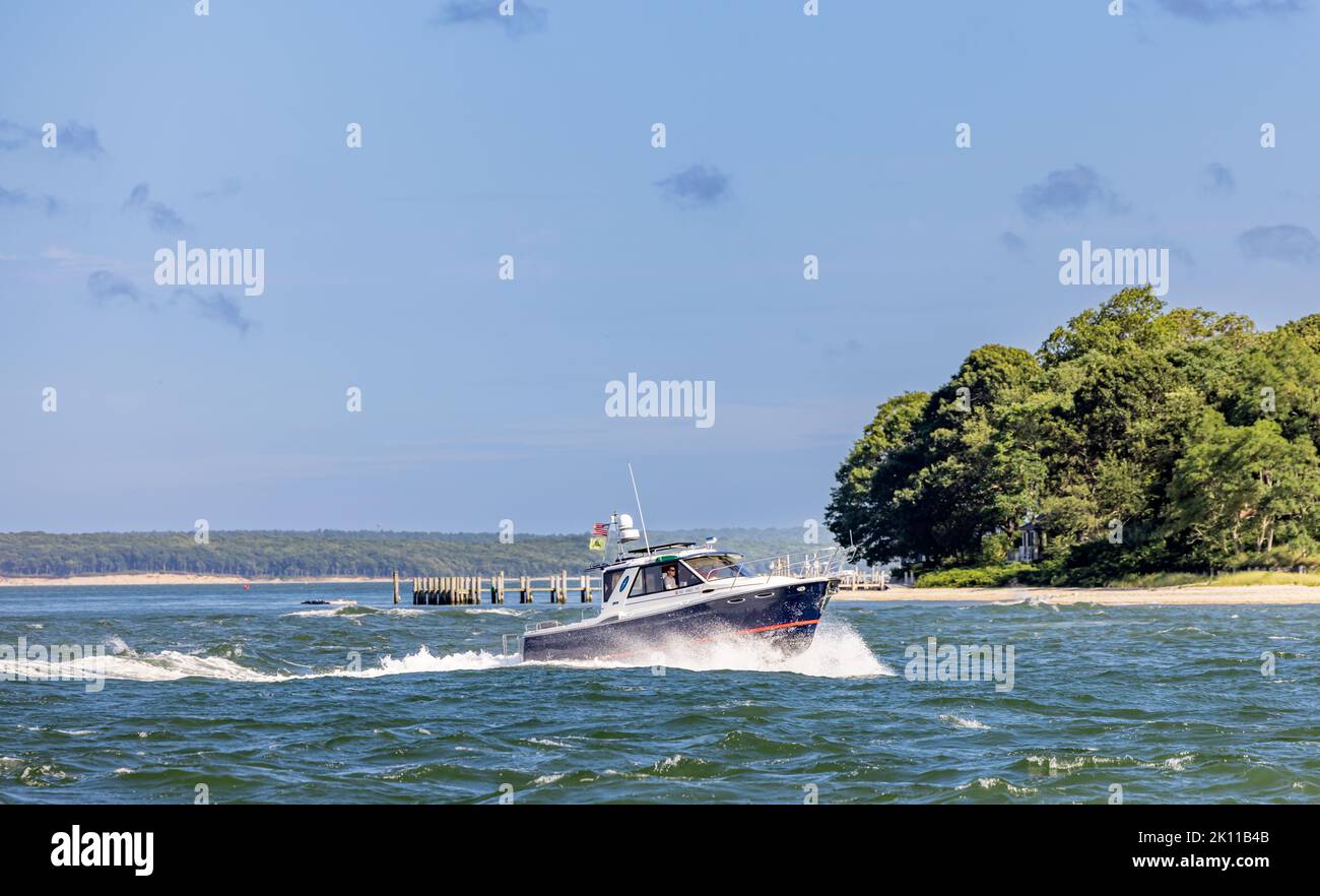 Piccolo motoscafo sull'acqua al largo di North Haven Foto Stock