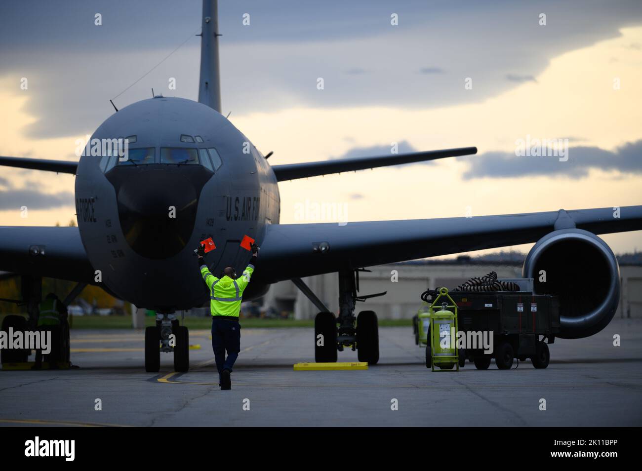 Un servicer di velivoli assegnato al 354th Fighter Wing marshalls un'aeronautica americana KC-135 Stratotanker assegnato al 22nd Air Refuging Wing, McConnell Air Force base, Kansas, all'arrivo alla Eielson Air Force base, Alaska in supporto di Operation Noble Defender 22-4,2, 12 settembre 2022. L’operazione dimostra la capacità di lanciare, con un preavviso immediato, da località marittime e aeree disperse per difendere gli approcci del Nord in più regioni del continente in tutti i domini, dimostrando resilienza di fronte a minacce molteplici e complesse. (STATI UNITI Air Force foto di Senior Airman Jose Mig Foto Stock