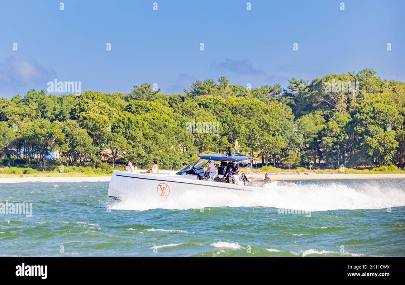 Expenisve motor yacht con logo LV in corso a Sag Harbor, NY Foto Stock
