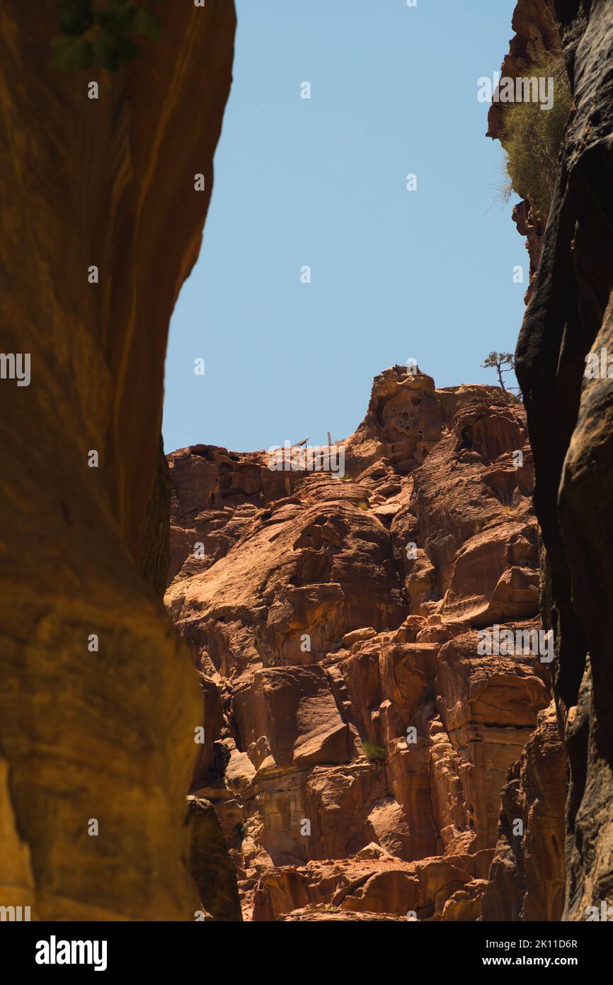 Antico canyon di Petra in Giordania, enormi montagne rocciose nel deserto. Foto di alta qualità Foto Stock