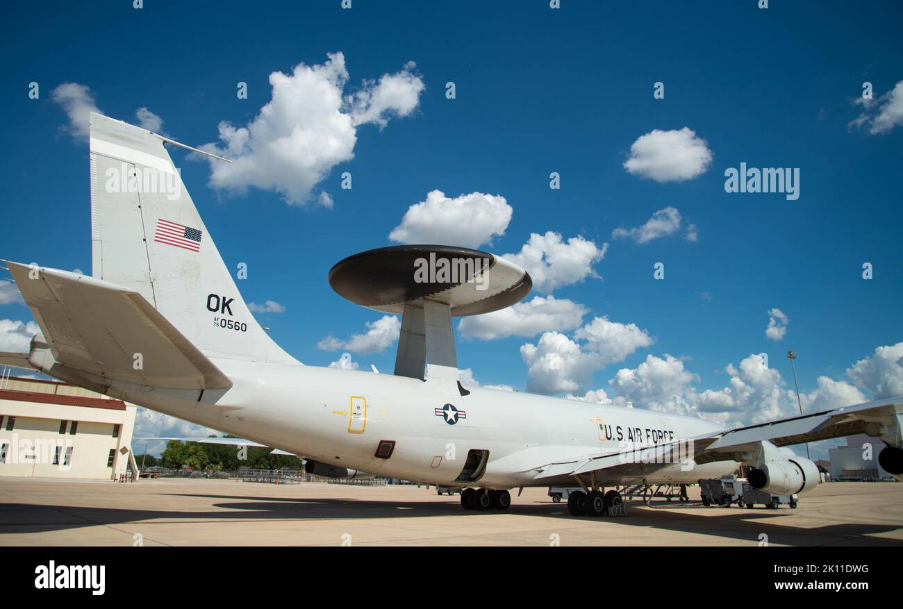 Le nuvole si formano su un aereo dell'aeronautica statunitense e-3 Sentry assegnato alla 552nd Air Control Wing, Tinker Air Force base, Oklahoma, presso la Joint base San Antonio-Kelly Field Annex, Texas, 29 agosto 2022. L'aereo e l'equipaggio utilizzarono il Kelly Field per volare da e verso il Roar con la Shore Air and Space Expo a South Padre Island, Texas. L'e-3 Sentry è una struttura aerea commerciale Boeing 707-320 modificata con cupola radar rotante. Contiene un sottosistema radar che permette la sorveglianza dalla superficie terrestre fino alla stratosfera, sulla terra o sull'acqua. (STATI UNITI Air Force foto di staff Sgt. Preston Cherry) Foto Stock