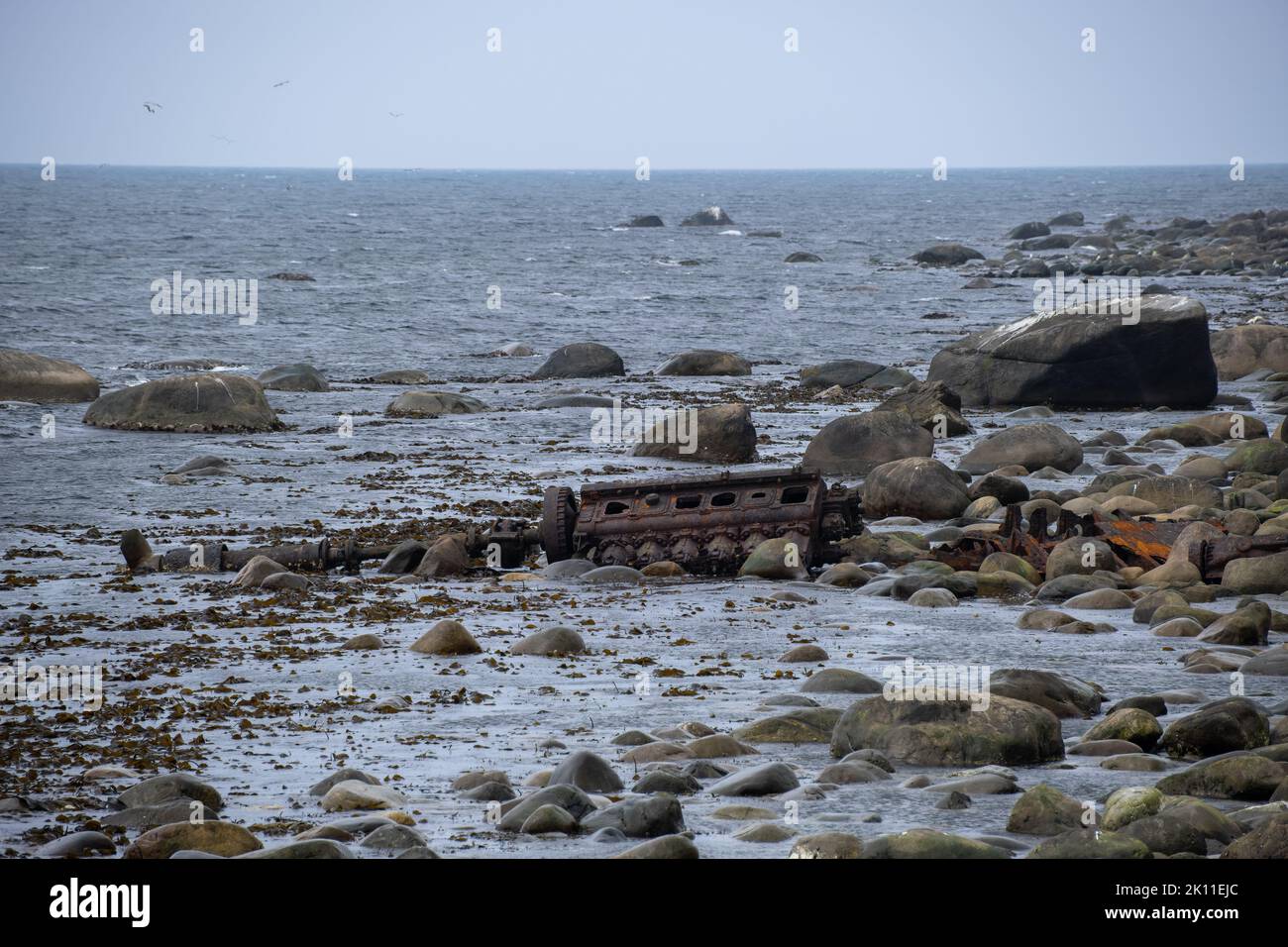 Paesaggi meravigliosi in Norvegia. Rogaland. Naufragio sulla costa panoramica nel sud della Norvegia, Europa. Skerries rocciosi. Isole sullo sfondo. Increspato Foto Stock