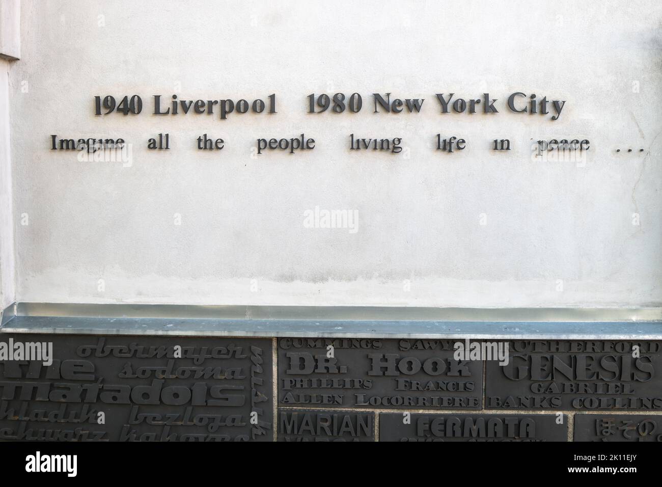 Bardejov, Slovacchia. Cartello da parete museo dei Beatles Immaginate tutte le persone che vivono la vita in pace dalla canzone. Data e luogo di nascita e morte di John Lennon. Foto Stock