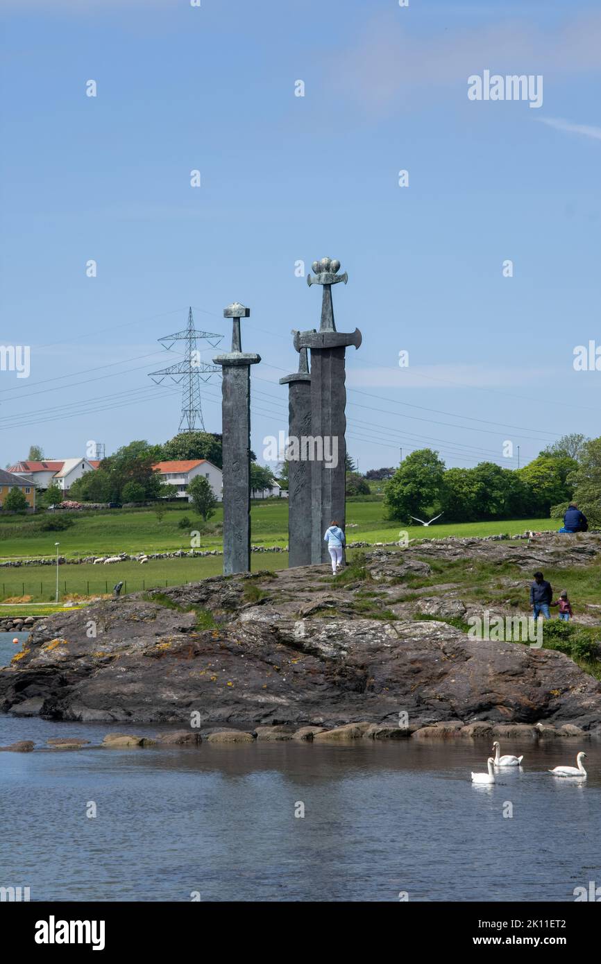 Hafrsfjord, Norvegia - 4 giugno 2022: Sverd i fjell (Swords in Rock) è un monumento commemorativo situato nel quartiere Hafrsfjord di Madla, Stavan Foto Stock