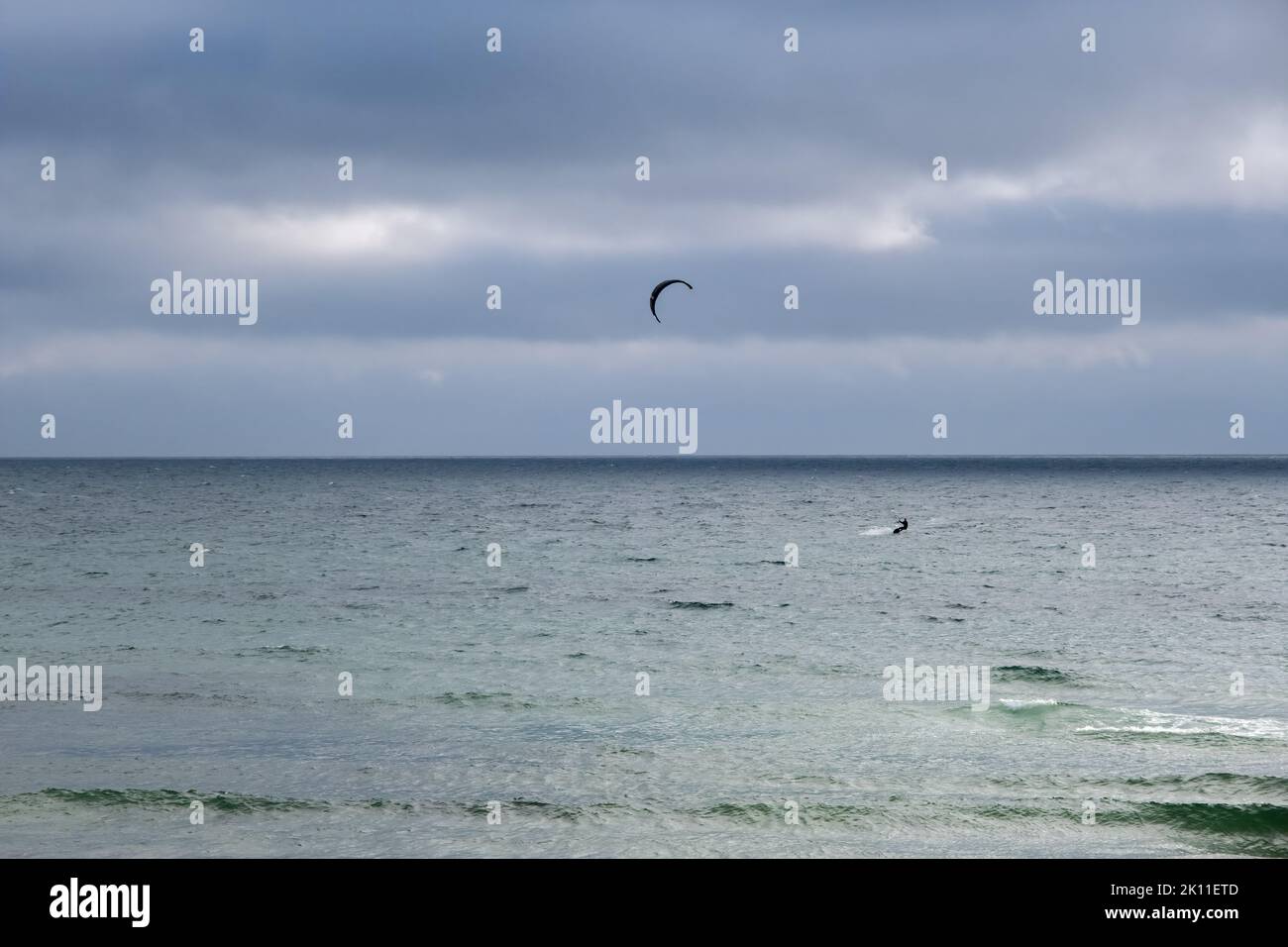 Klepp, Norvegia - 3 giugno 2022: Paesaggi meravigliosi in Norvegia. Rogaland. Kite surf. Costiera panoramica nel sud della Norvegia, Europa. Skerries rocciosi Foto Stock