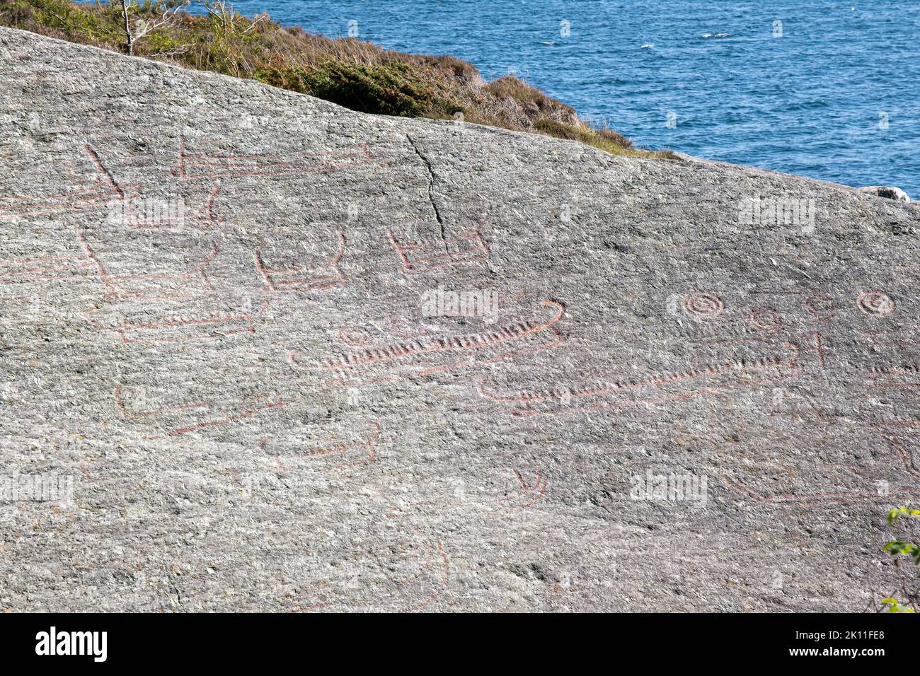 Paesaggi meravigliosi in Norvegia. Le incisioni rupestri preistoriche a Solbakk. Proprio accanto alla strada panoramica norvegese Ryfylke. Skerries rocciosi. Isole in b Foto Stock