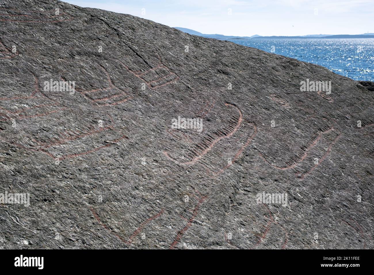 Paesaggi meravigliosi in Norvegia. Le incisioni rupestri preistoriche a Solbakk. Proprio accanto alla strada panoramica norvegese Ryfylke. Skerries rocciosi. Isole in b Foto Stock