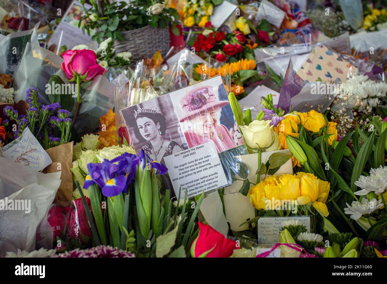 Londra, Regno Unito. 14th Set, 2022. Migliaia di persone hanno lasciato omaggi floreali, cartoline e messaggi per sua Maestà la Regina Elisabetta II, morta il 8th settembre, all'età di 96 anni. Friedrichs Alamy Live News Foto Stock