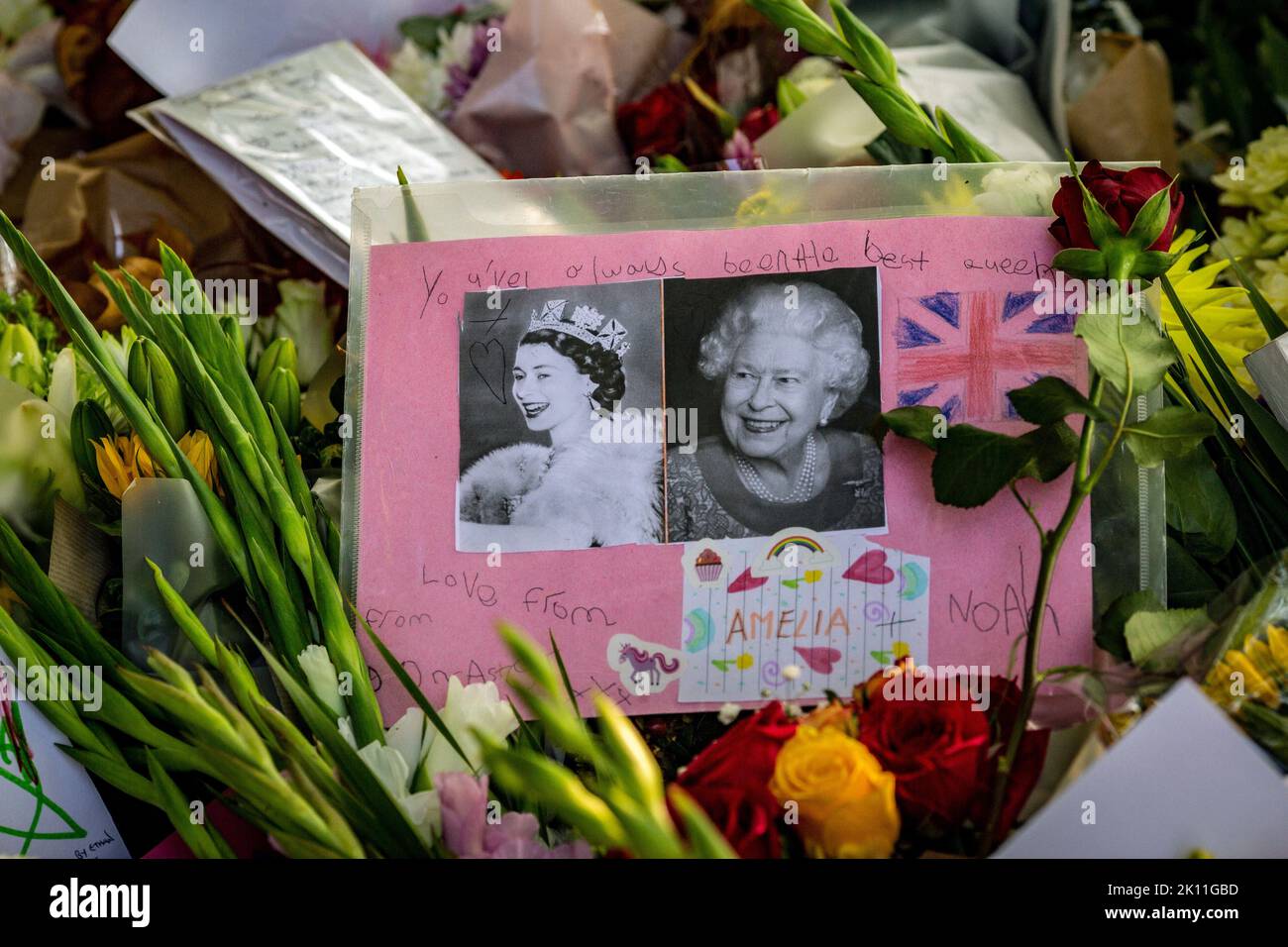 Londra, Regno Unito. 14th Set, 2022. Migliaia di persone hanno lasciato omaggi floreali, cartoline e messaggi per sua Maestà la Regina Elisabetta II, morta il 8th settembre, all'età di 96 anni. Friedrichs Alamy Live News Foto Stock