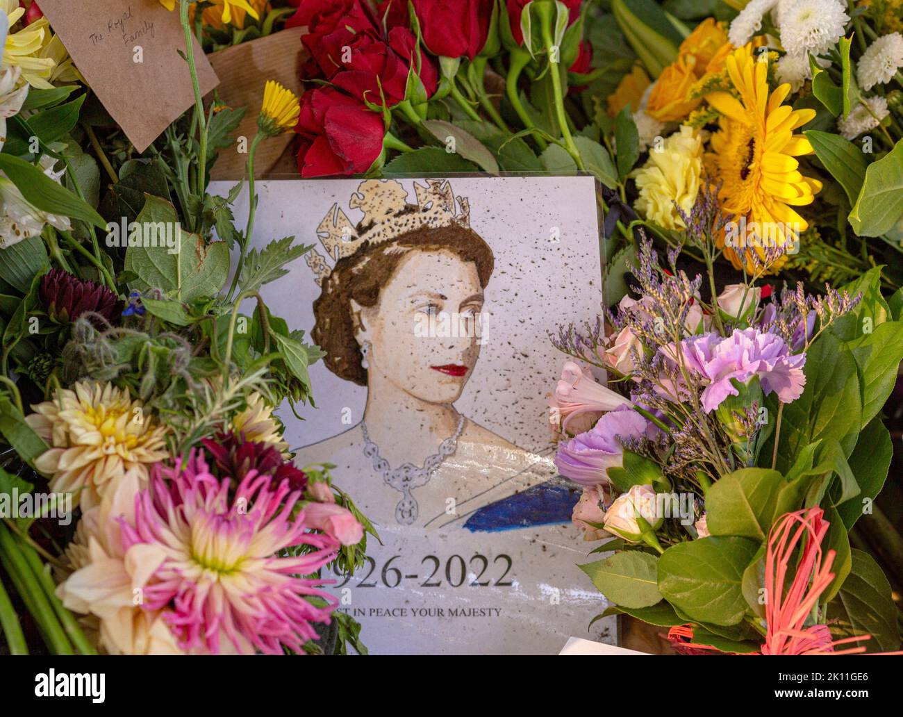 Londra Regno Unito. 14 settembre 2022. I membri del pubblico continuano a portare fiori e messaggi personali di cordoglio a Green Park vicino a Buckingham Palace per esprimere la loro tristezza e la loro simpatia dopo la morte della regina Elisabetta II, il più lungo monarca britannico che serviva, morto al castello di Balmoral il 8 settembre.Photo Horst A. Friedrichs Alamy Live Notizie Foto Stock