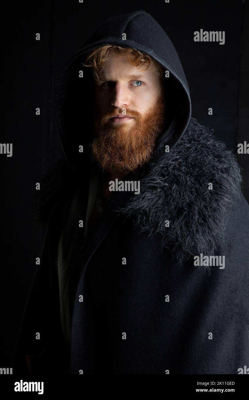 Un vichingo, sassone, medievale, o fantasy uomo con capelli rossi e barba Foto Stock