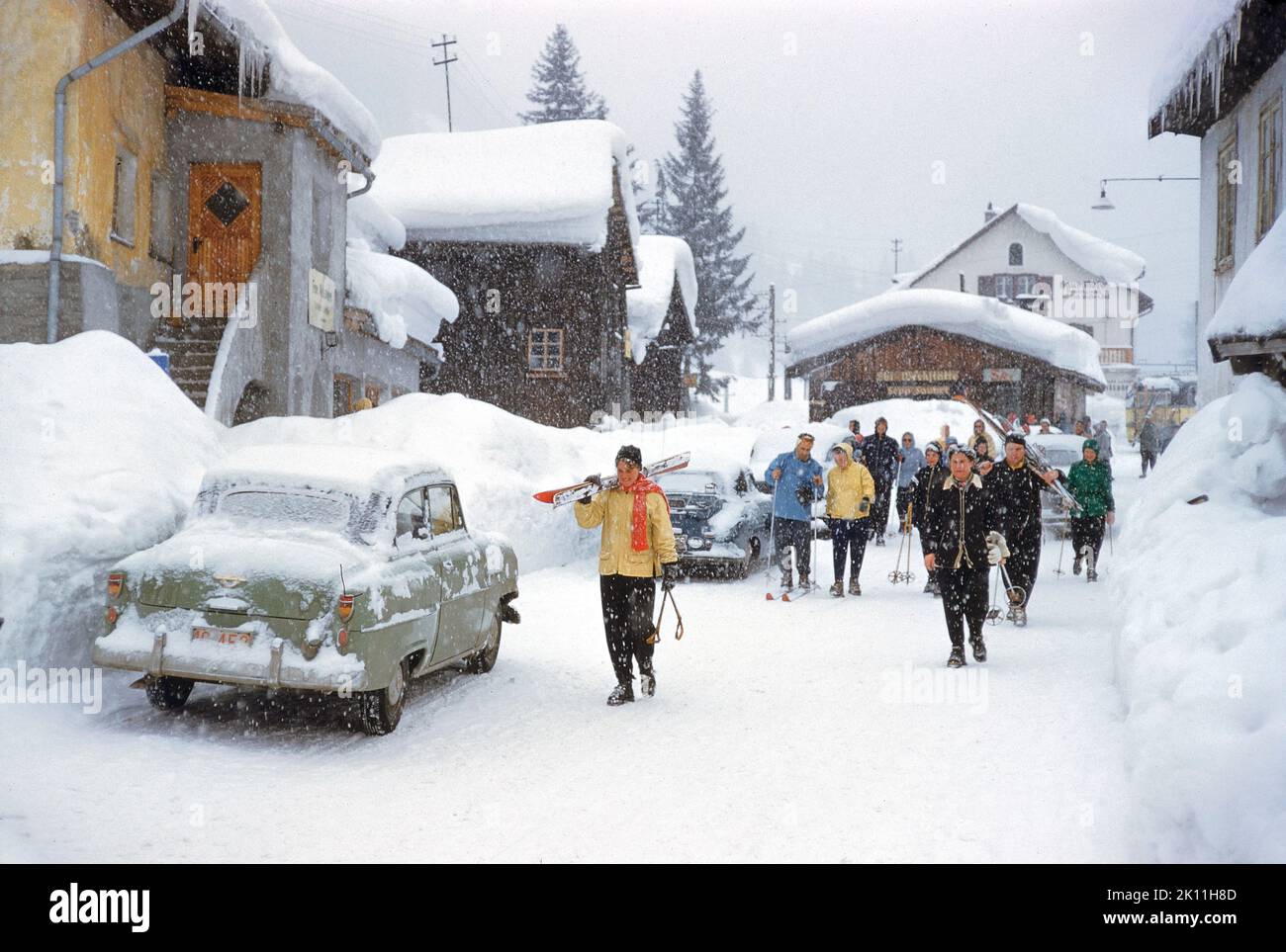 Gruppo di sciatori che camminano attraverso il villaggio in Snowy Day, St. Anton am Arlberg, Austria, toni Frissell Collection, gennaio 1955 Foto Stock