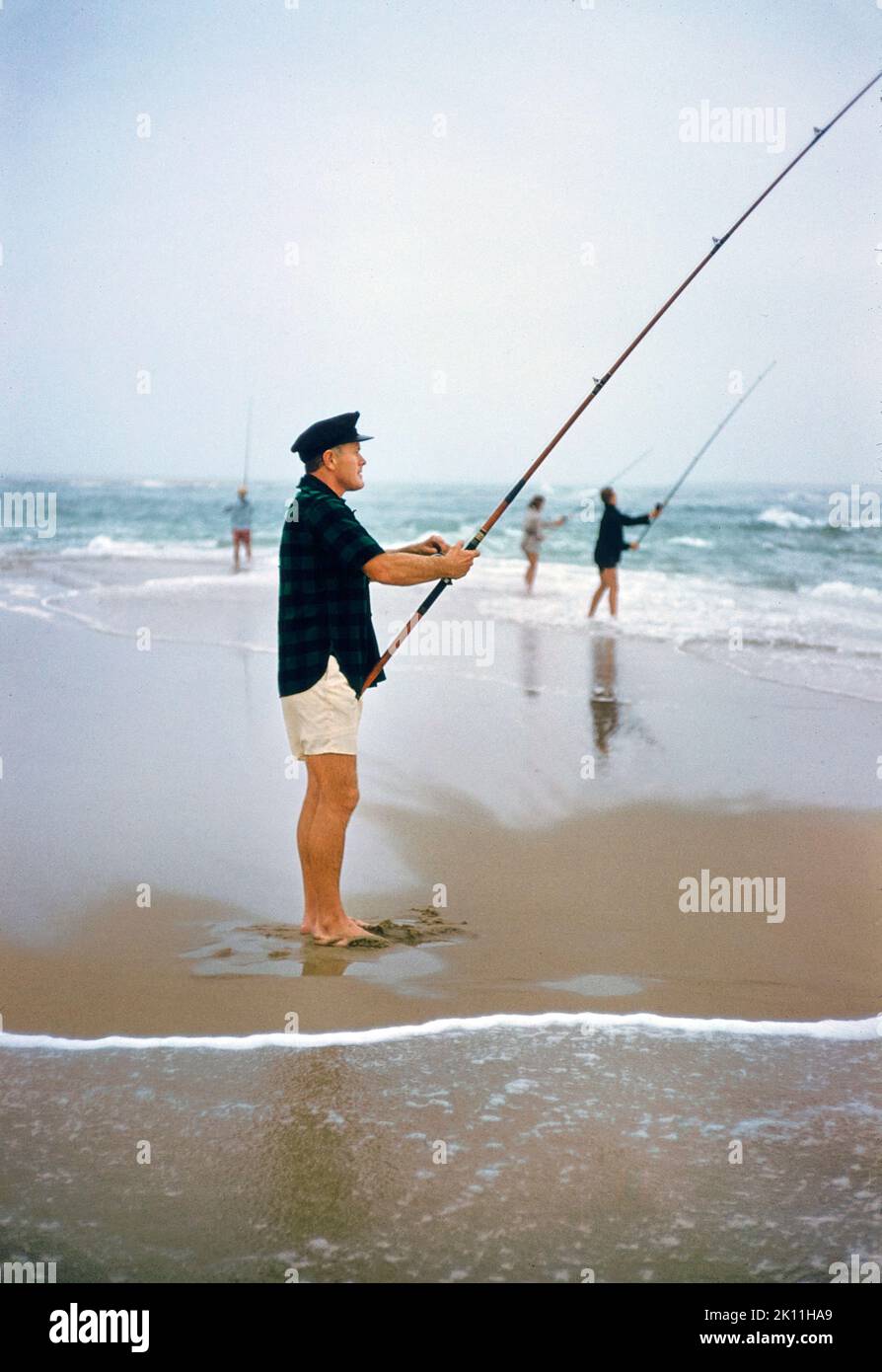 Uomo che pesca a Beach, Nantucket, Massachusetts, USA, toni Frissell Collection, Agosto 1957 Foto Stock
