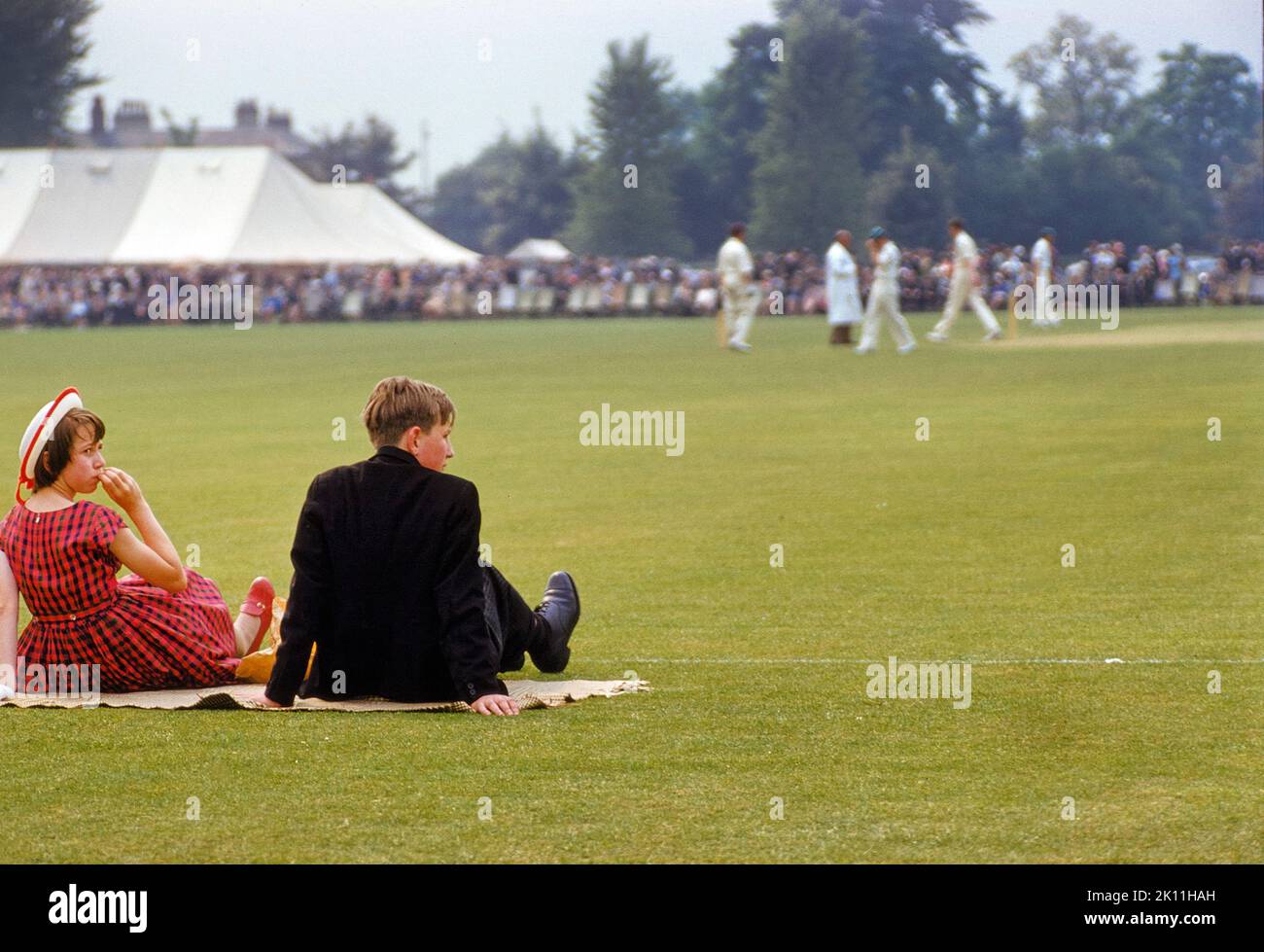 Teen Boy and Girl Watching Cricket Match all'evento "Fourth of June", Eton College, Eton, Berkshire, Inghilterra, UK, toni Frissell Collection, 4 giugno 1959 Foto Stock