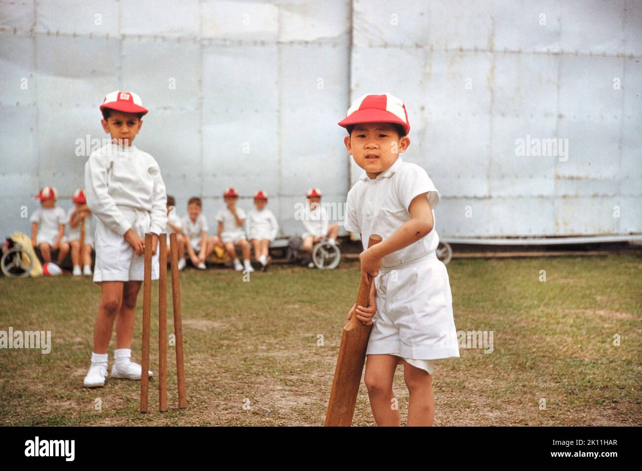 Young Boys playing Cricket, Boys School, British Hong Kong, toni Frissell Collection, 1959 Foto Stock