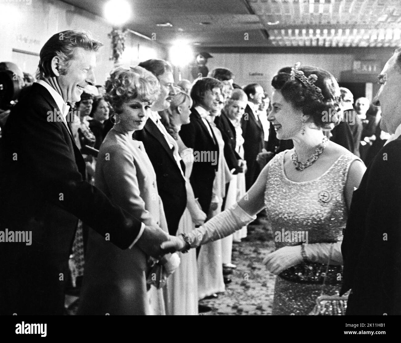 Danny Kaye scuotendo la mano della regina Elisabetta II, Londra, Inghilterra, Regno Unito, The Danny Kaye and Sylvia fine Collection, 4 marzo 1968 Foto Stock