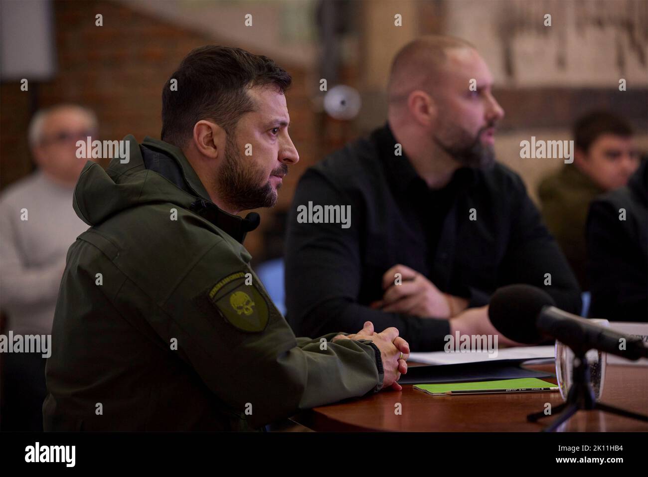 Izium, Ucraina. 14th Set, 2022. Il presidente ucraino Volodymyr Zelenskyy, tiene un incontro sulla sicurezza energetica e la riparazione delle infrastrutture danneggiate con l'amministrazione militare regionale di Kharkiv Oleg Syniehubov, 14 settembre 2022 a Izium, nella regione di Kharkiv, Ucraina. Zelensky ha fatto una visita a sorpresa alla città riconquistata dalla Russia durante una controffensiva Ucraina. Credit: Ufficio stampa presidenziale Ucraina/Presidenza Ucraina/Alamy Live News Foto Stock