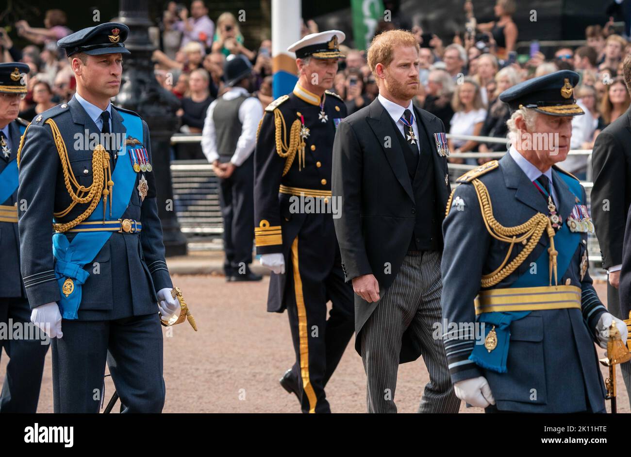 © Jeff Moore Re Carlo III , il Principe di Galles e il Duca di Sussex camminano dietro la bara della Regina da Buckingham Palace a Westminster Hall Foto Stock