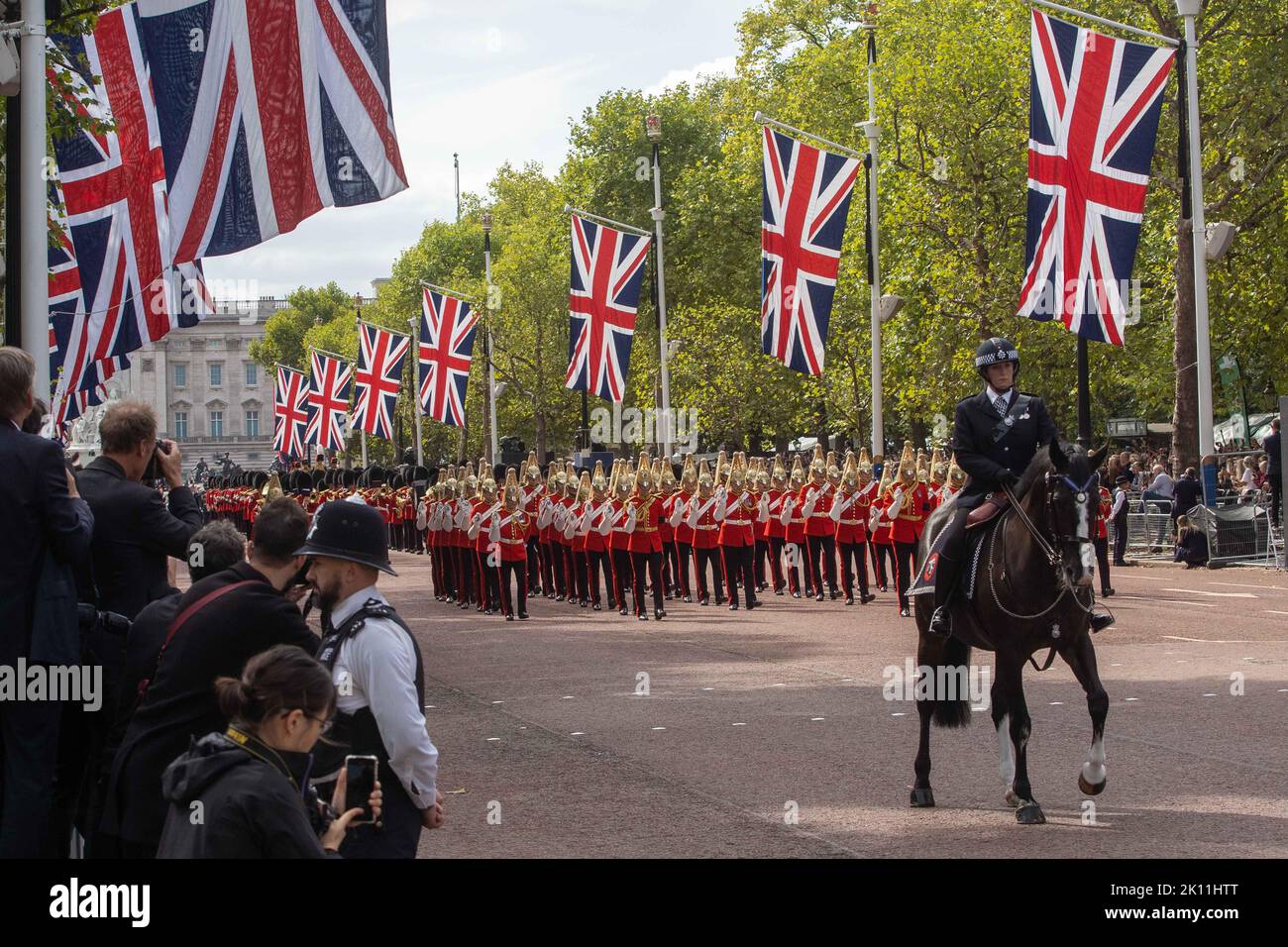 © Jeff Moore la bara della Regina che porta la sua corona passa da Buckingham Palace a Westminster Hall per la sdraiata nello stato Foto Stock