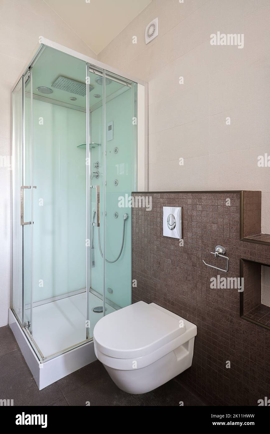 Bagno interno con cabina doccia e wc bianco Foto Stock