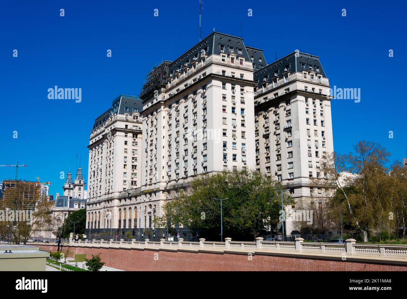 Buenos Aires, Argentina. Settembre 04, 2022. Edificio Libertador (edificio Libertador), un edificio governativo, che ospita il Ministero della Difesa. Foto Stock