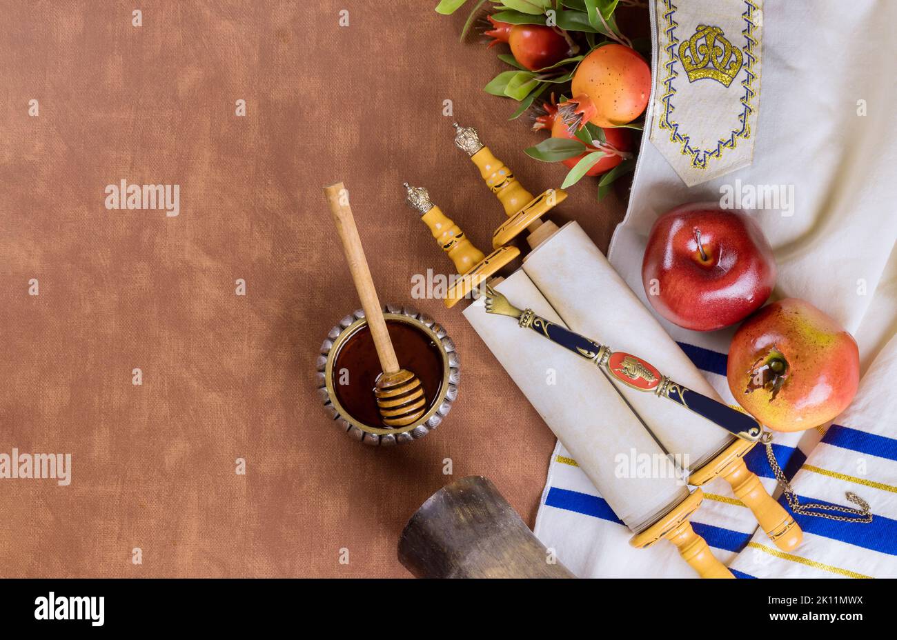 Tradizionalmente, la mela, il miele, il melograno e lo Shofar sono alcuni dei simboli tradizionali di Rosh Hashanah, la festa ebraica di Capodanno Foto Stock