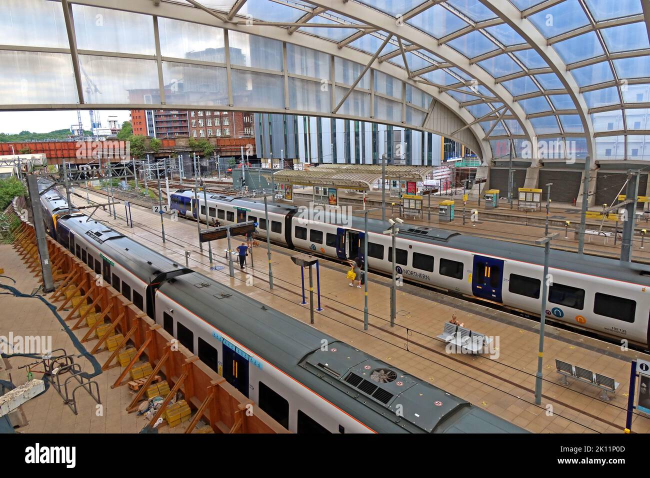 Linee ferroviarie 1 e 2, alla stazione Manchester Victoria, treni NorthernRailway, piattaforme Metrolink sulla destra Foto Stock