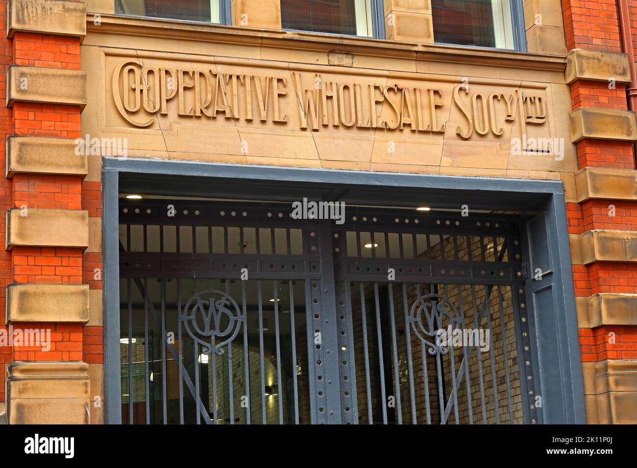 Cancelli in ferro battuto presso la Co-operativa Wholesale Society Ltd, Co-Op, Balloon Street, Manchester, Lancashire, INGHILTERRA, REGNO UNITO, M4 4BE Foto Stock