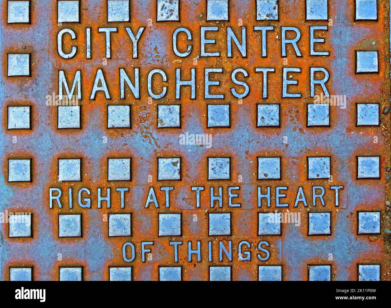 City Centre Manchester, proprio al centro delle cose, griglia in ghisa goffrata, Manchester, Lancashire, Inghilterra, Regno Unito, M1 1SH Foto Stock