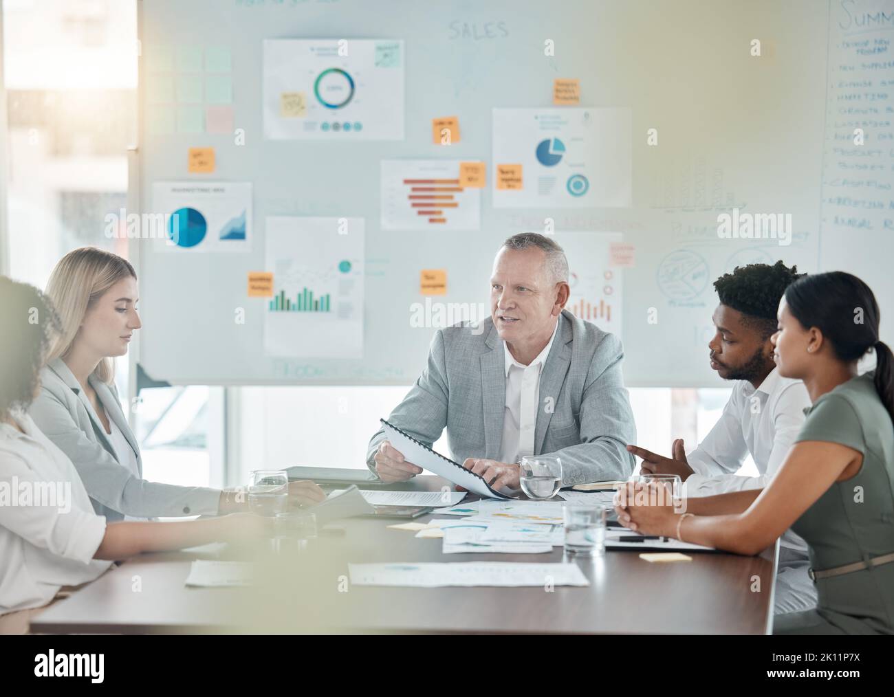 Incontro, formazione e collaborazione con un manager, un leader o un CEO e il suo team in un workshop o una presentazione. Lavoro di squadra, apprendimento e coaching in Foto Stock