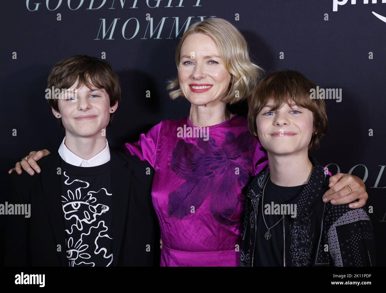 New York, Stati Uniti. 14th Set, 2022. Cameron Crovetti, Naomi Watts e Nicholas Crovetti arrivano sul tappeto rosso alla prima di New York 'Goodnight Mommy' di prime Video al Metrograph mercoledì 14 settembre 2022 a New York City. Foto di John Angelillo/UPI Credit: UPI/Alamy Live News Foto Stock
