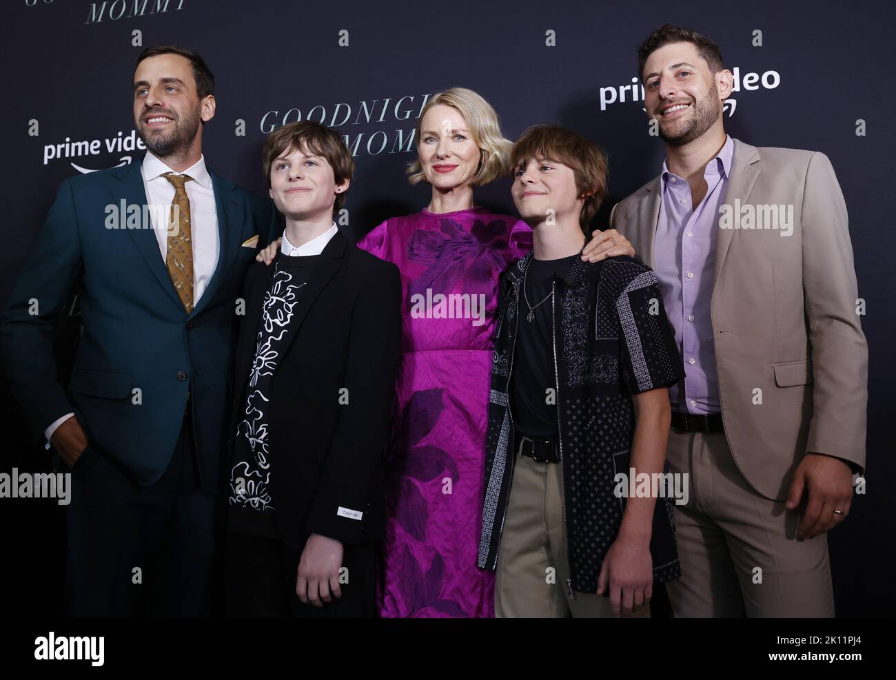 New York, Stati Uniti. 14th Set, 2022. Matt Sobel, Cameron Crovetti, Naomi Watts, Nicholas Crovetti e Kyle Warren arrivano sul tappeto rosso alla prima di New York 'Goodnight Mommy' di prime Video al Metrograph mercoledì 14 settembre 2022 a New York City. Foto di John Angelillo/UPI Credit: UPI/Alamy Live News Foto Stock