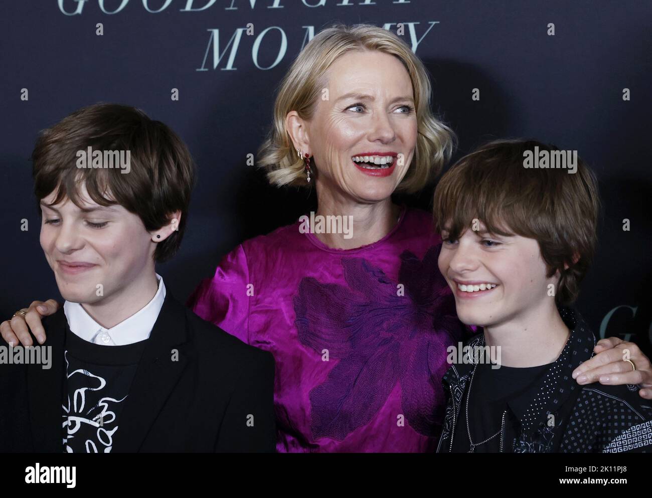 New York, Stati Uniti. 14th Set, 2022. Cameron Crovetti, Naomi Watts e Nicholas Crovetti arrivano sul tappeto rosso alla prima di New York 'Goodnight Mommy' di prime Video al Metrograph mercoledì 14 settembre 2022 a New York City. Foto di John Angelillo/UPI Credit: UPI/Alamy Live News Foto Stock