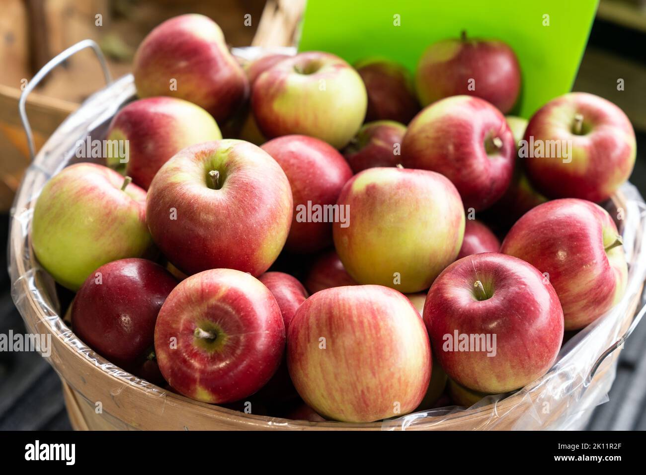 Mele sedute in un cesto di legno Foto Stock