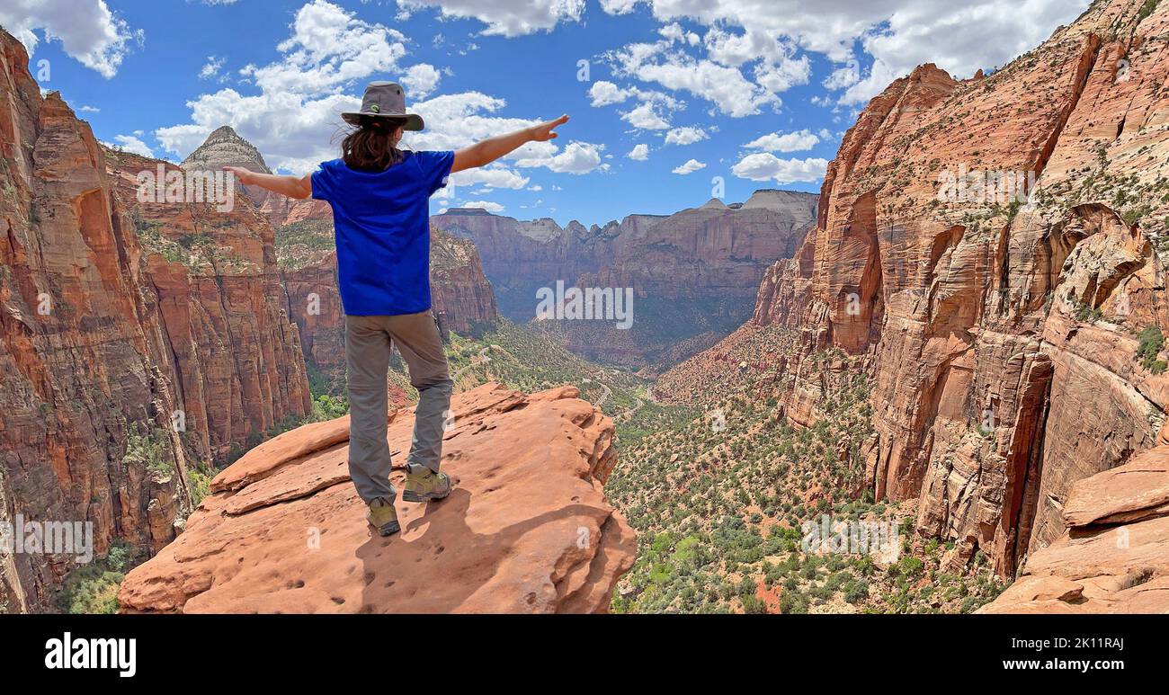 Ragazza giovane turista in piedi in una grotta a Zion Canyon, Utah, USA Foto Stock