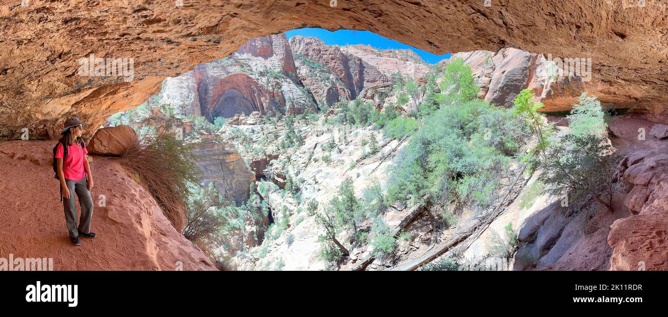 Ragazza giovane turista in piedi in una grotta a Zion Canyon, Utah, USA Foto Stock