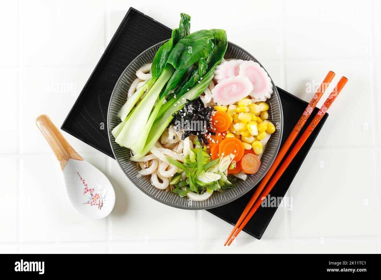 Vista dall'alto Udon con verdure, concetto di Udon sano. Su tavolo bianco Foto Stock