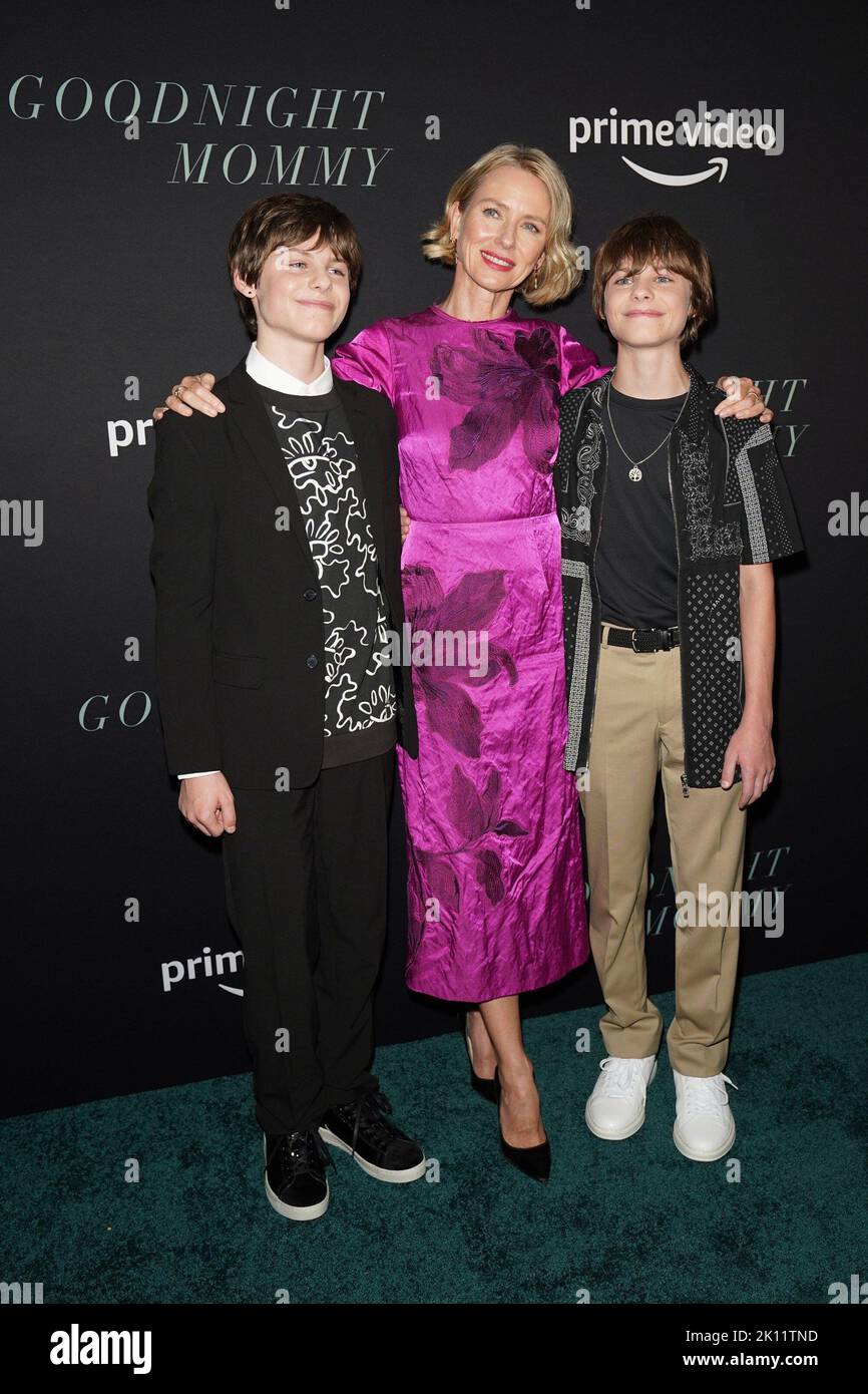 New York, NY, Stati Uniti. 14th Set, 2022. Cameron Crovetti, Naomi Watts, Nicholas Crovetti agli arrivi per GOODNIGHT MOMMY Premiere su prime Video, Metrograph, New York, NY 14 settembre 2022. Credit: Kristin Callahan/Everett Collection/Alamy Live News Foto Stock