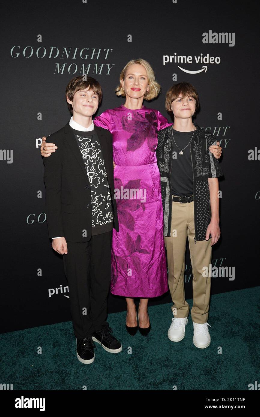 New York, NY, Stati Uniti. 14th Set, 2022. Cameron Crovetti, Naomi Watts, Nicholas Crovetti agli arrivi per GOODNIGHT MOMMY Premiere su prime Video, Metrograph, New York, NY 14 settembre 2022. Credit: Kristin Callahan/Everett Collection/Alamy Live News Foto Stock