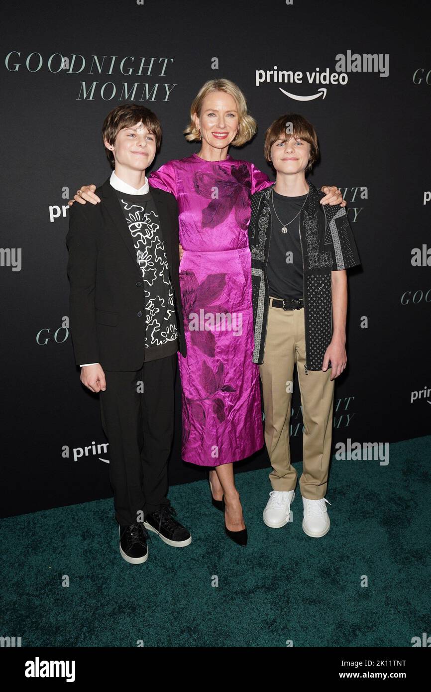 New York, NY, Stati Uniti. 14th Set, 2022. Cameron Crovetti, Naomi Watts, Nicholas Crovetti agli arrivi per GOODNIGHT MOMMY Premiere su prime Video, Metrograph, New York, NY 14 settembre 2022. Credit: Kristin Callahan/Everett Collection/Alamy Live News Foto Stock