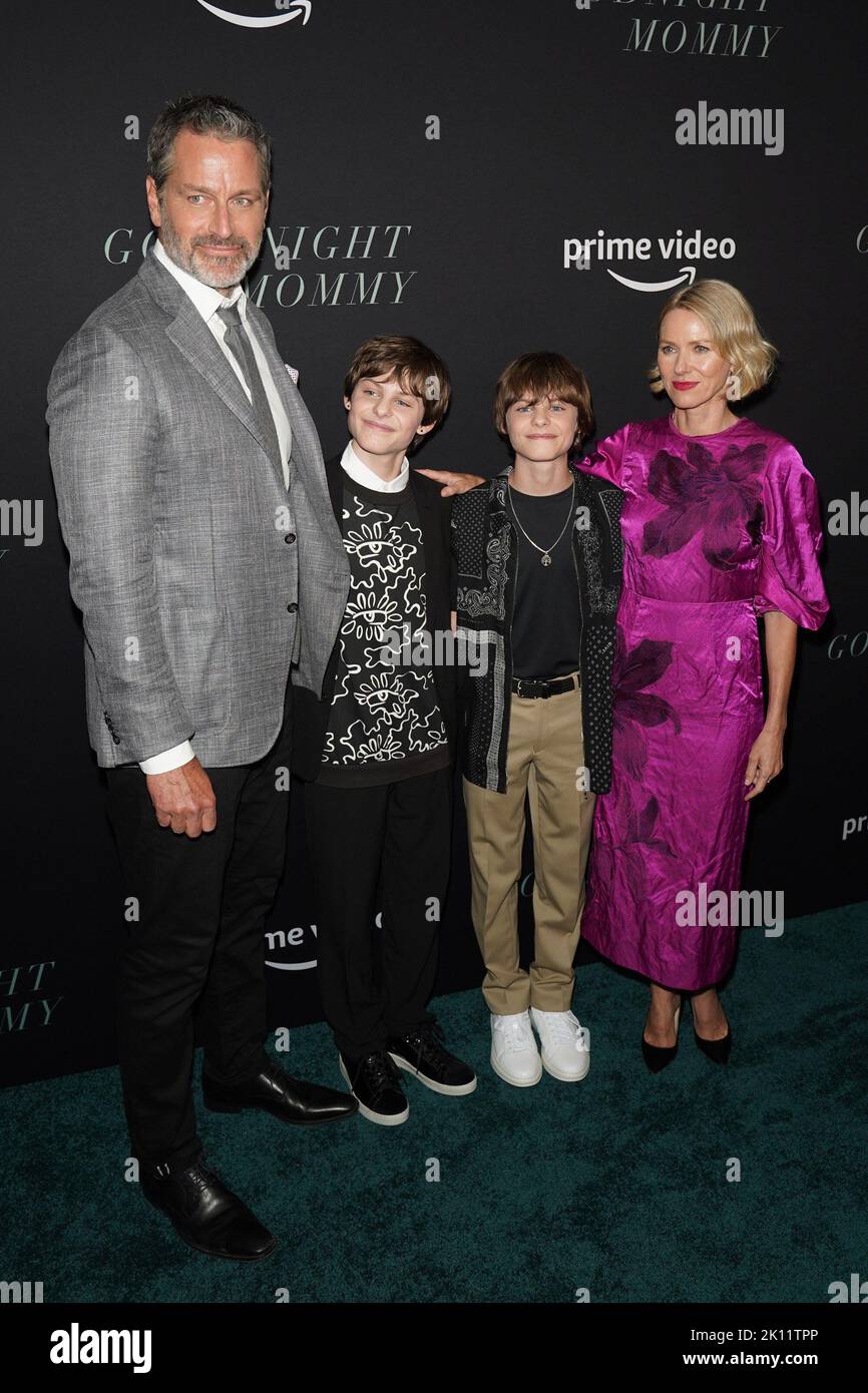 New York, NY, Stati Uniti. 14th Set, 2022. Peter Hermann, Cameron Crovetti, Nicholas Crovetti, Naomi Watts in arrivo per GOODNIGHT MOMMY Premiere su prime Video, Metrograph, New York, NY 14 settembre 2022. Credit: Kristin Callahan/Everett Collection/Alamy Live News Foto Stock
