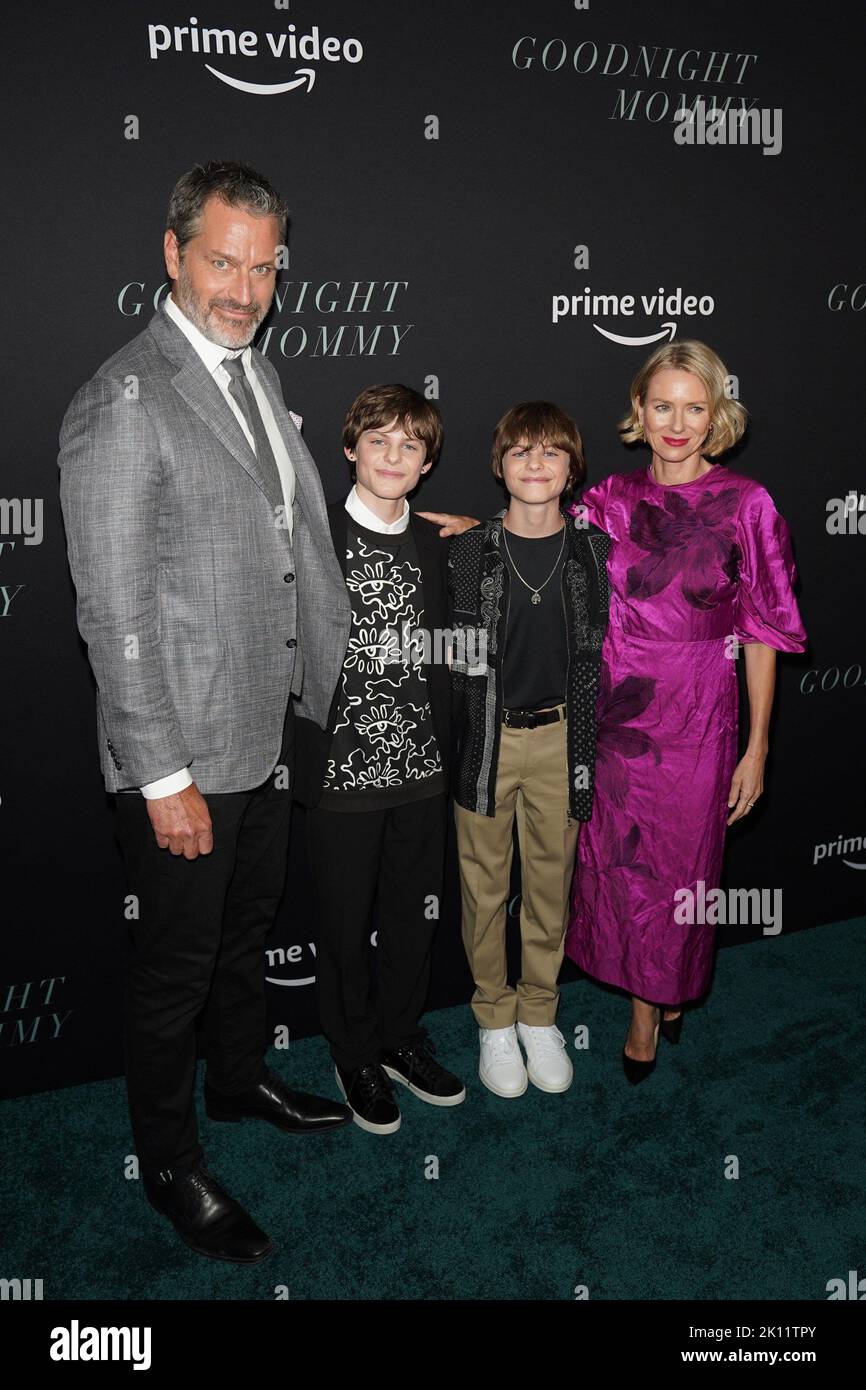 New York, NY, Stati Uniti. 14th Set, 2022. Peter Hermann, Cameron Crovetti, Nicholas Crovetti, Naomi Watts in arrivo per GOODNIGHT MOMMY Premiere su prime Video, Metrograph, New York, NY 14 settembre 2022. Credit: Kristin Callahan/Everett Collection/Alamy Live News Foto Stock