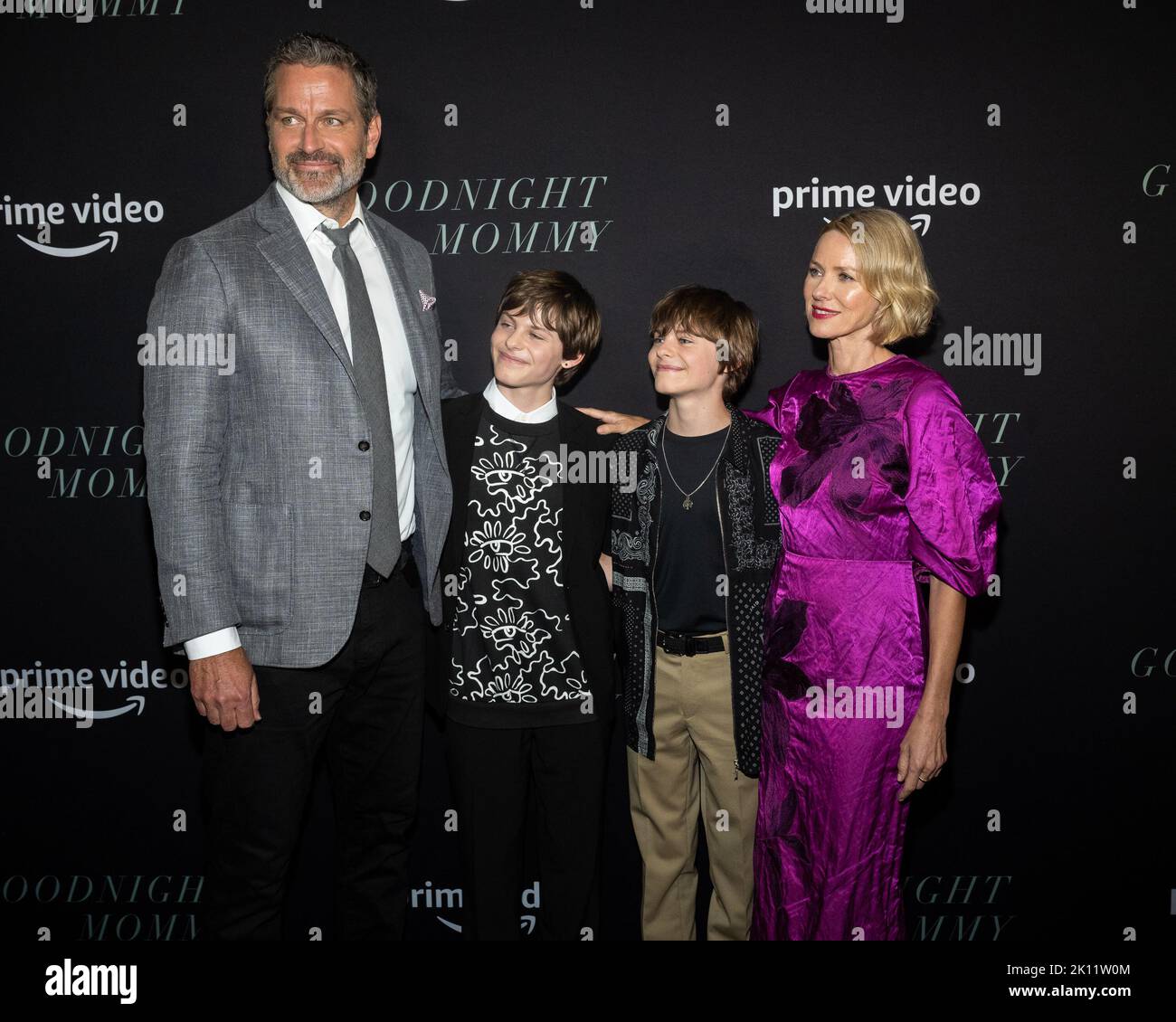 New York, Stati Uniti. 14th Set, 2022. (L-R) Peter Hermann, Cameron Crovetti, Nicholas Crovetti e Naomi Watts partecipano alla prima a New York di “Goodnight Mommy” al Metrograph di New York, NY, il 14 settembre 2022. (Foto di Gabriele Holtermann/Sipa USA) Credit: Sipa USA/Alamy Live News Foto Stock