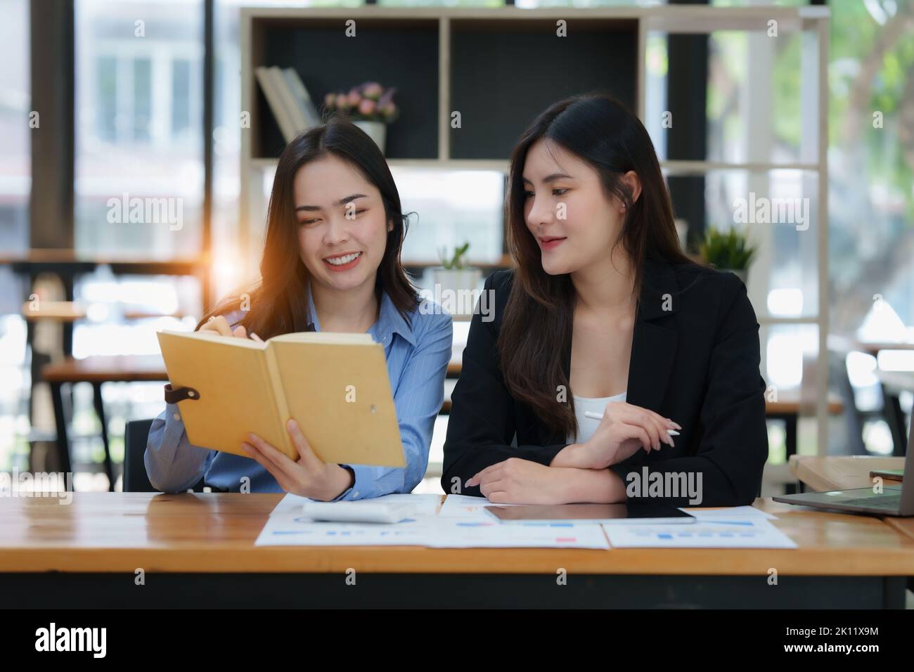 Asian Business Woman o contabile fanno matematica e analizzano con calcolatrice e documentazione su scrivania, conto, consulenza, revisione e il concetto di salvataggio Foto Stock