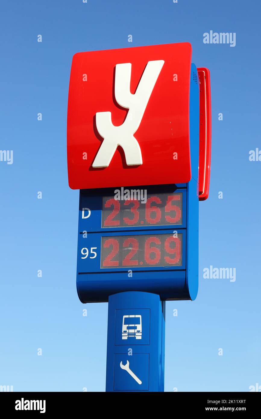 Klabu, Norvegia - 2 settembre 2022: Il logotipo della stazione di servizio di benzina YX con i prezzi del carburante. Foto Stock