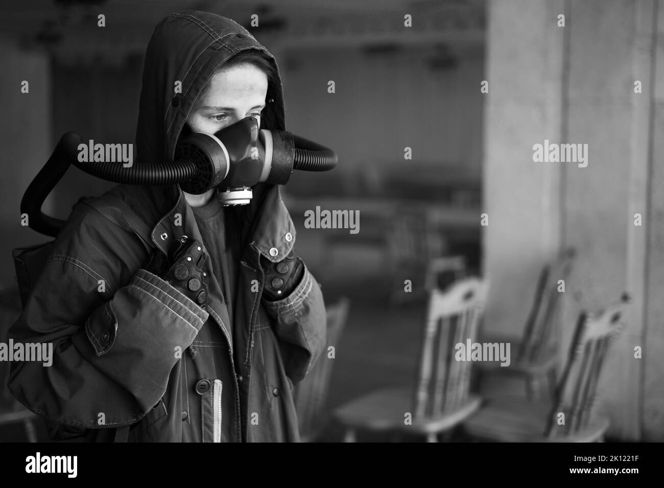 Donna che indossa una grande maschera a gas contro la contaminazione. Blocco per pandemia virale. Specialista post apocalisse respirazione in anti-virus e gas di radiazione ma Foto Stock