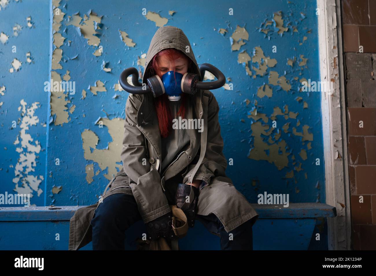 Sopravvivenza femminile post apocalisse in maschera di gas. Disastro ambientale, inquinamento atmosferico Foto Stock