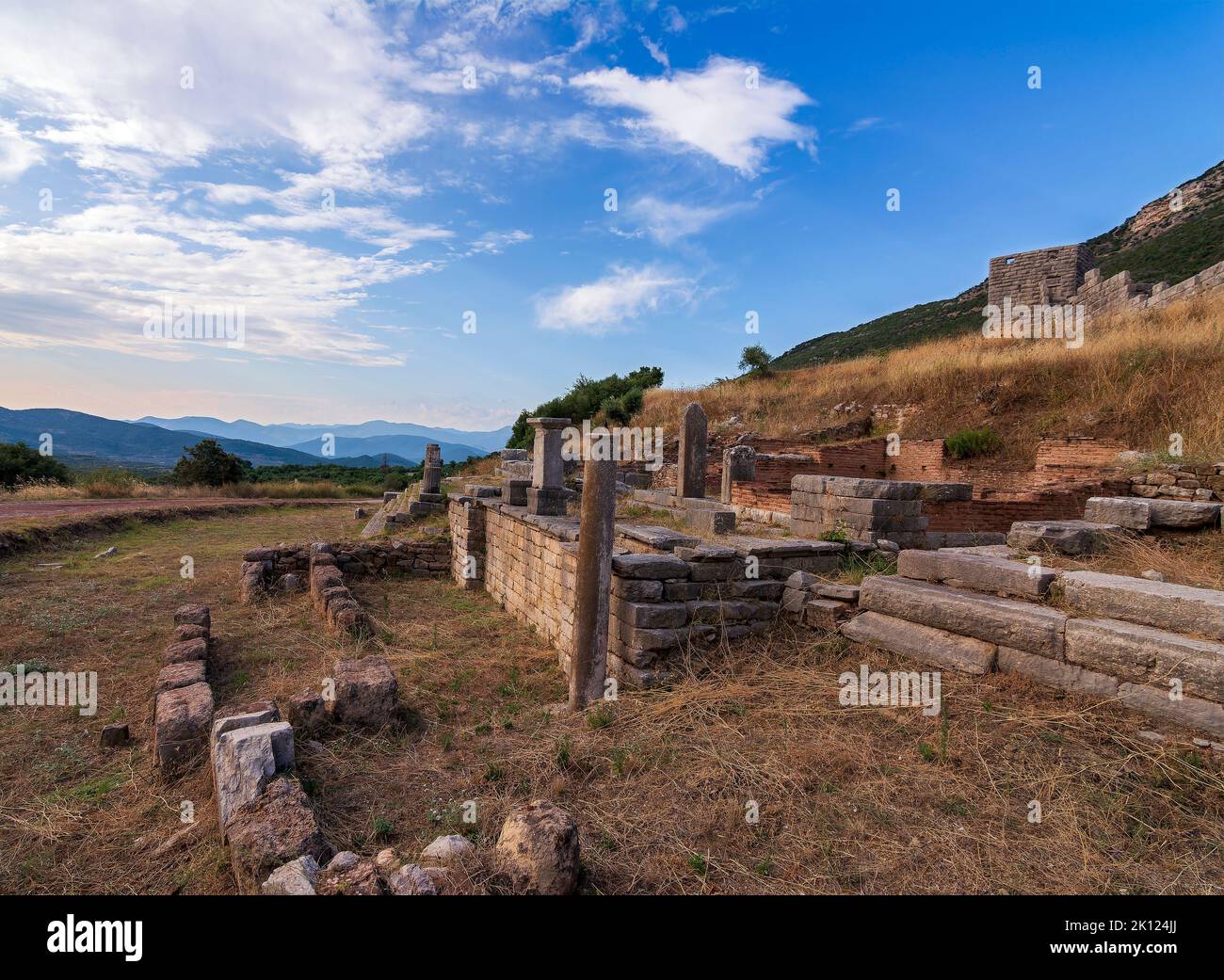 Rovine della porta Arcadiana e mura nei pressi dell'antica Messene (Messini). Grecia. Foto Stock